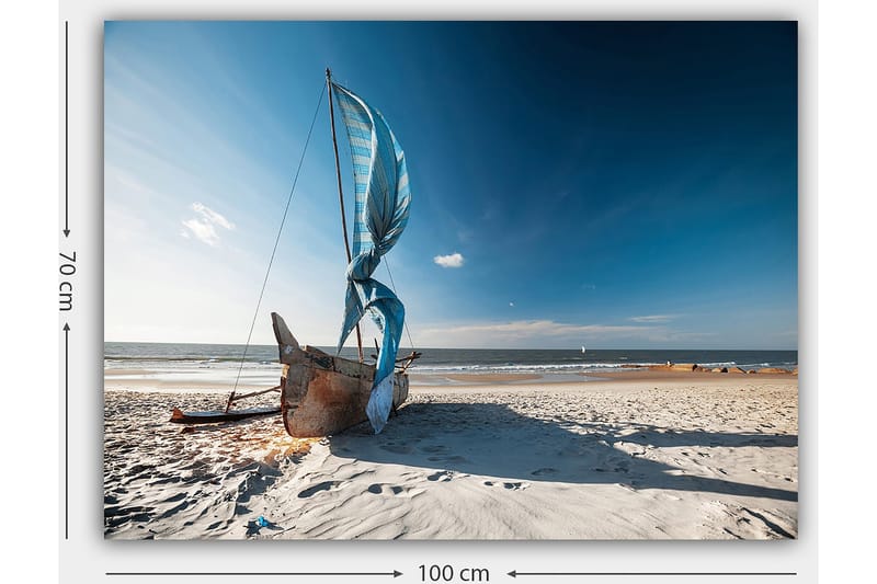 Lærred 70x100 cm - Sejlbåd med blå sejl på en strand - Blå / Beige / Brun - Boligtilbehør - Billeder & kunst - Billeder på lærred