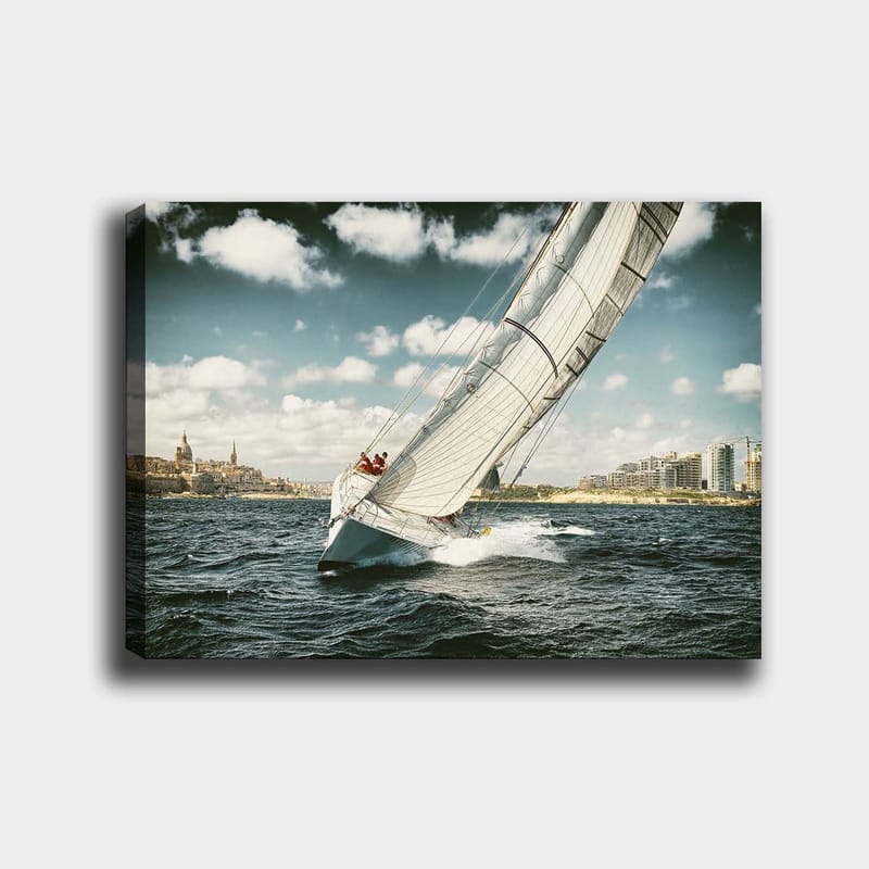 Lærred 70x100 cm - Sejlbåd navigerer gennem bølgerne under en klar himmel med skyer, Blå / Hvid / Grå