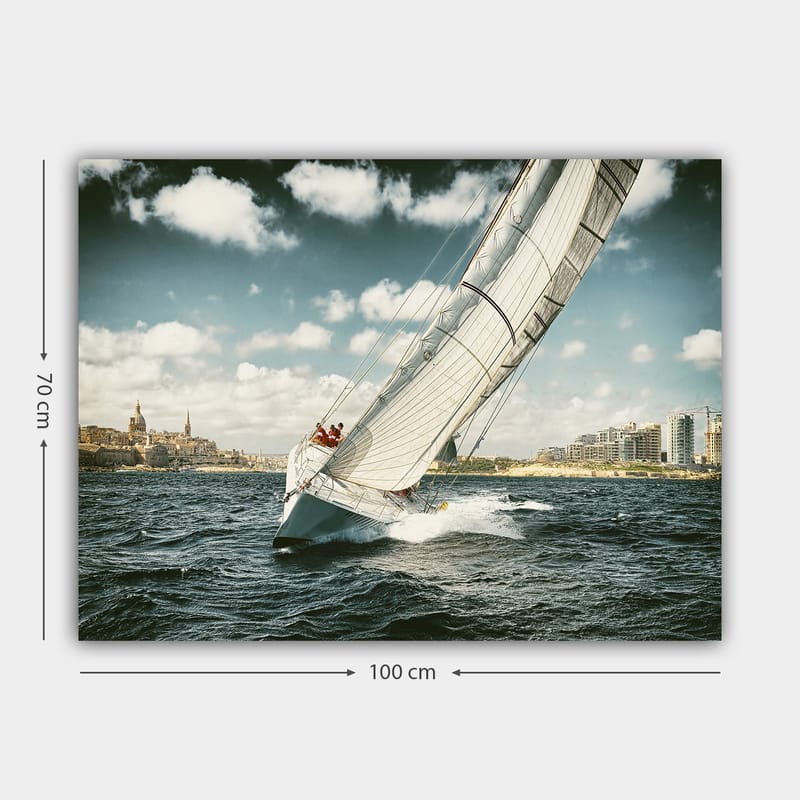 Lærred 70x100 cm - Sejlbåd navigerer gennem bølgerne under en klar himmel med skyer - Blå / Hvid / Grå - Boligtilbehør - Billeder & kunst - Billeder på lærred