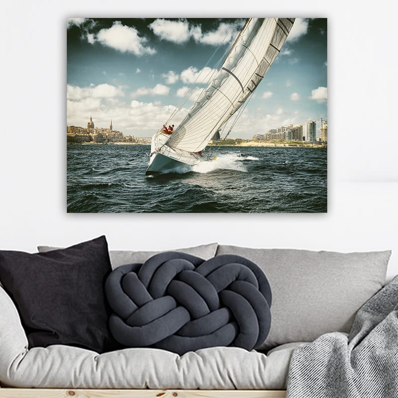 Lærred 70x100 cm - Sejlbåd navigerer gennem bølgerne under en klar himmel med skyer - Blå / Hvid / Grå - Boligtilbehør - Billeder & kunst - Billeder på lærred
