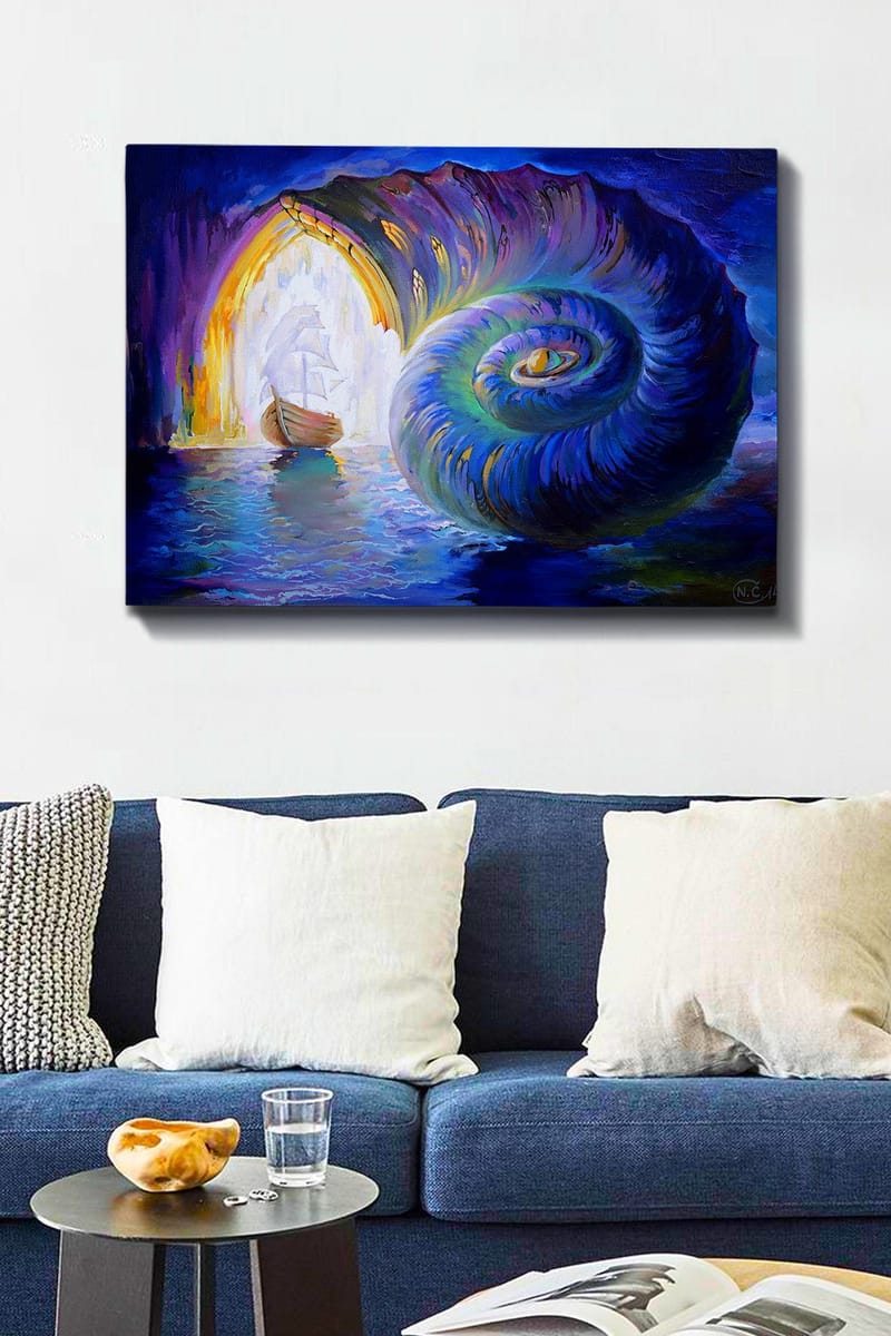 Lærred 70x100 cm - Sejlbåd navigerer gennem en stor skal, der åbner sig mod en lysere verden - Blå / Grøn / Lilla - Boligtilbehør - Billeder & kunst - Billeder på lærred