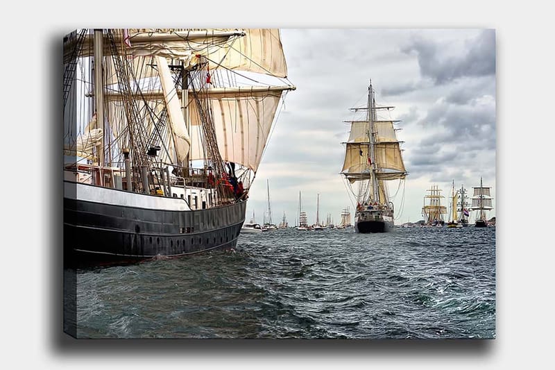 Lærred 70x100 cm - Sejlbåde der navigerer gennem et travlt hav, Mørkeblå / Hvid / Beige