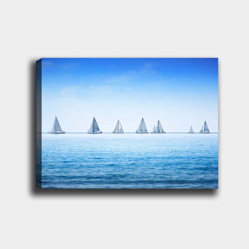 Lærred 70x100 cm - Sejlbåde glider hen over en rolig sø under en klar blå himmel - Blå / Hvid - Boligtilbehør - Billeder & kunst - Billeder på lærred