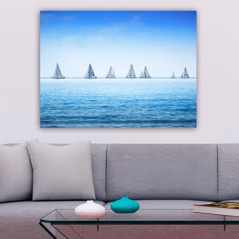 Lærred 70x100 cm - Sejlbåde glider hen over en rolig sø under en klar blå himmel - Blå / Hvid - Boligtilbehør - Billeder & kunst - Billeder på lærred