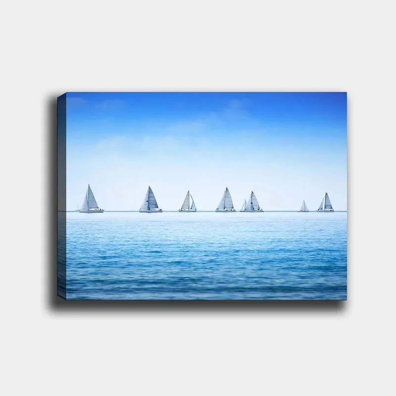 Lærred 70x100 cm - Sejlbåde glider hen over en rolig sø under en klar blå himmel, Blå / Hvid
