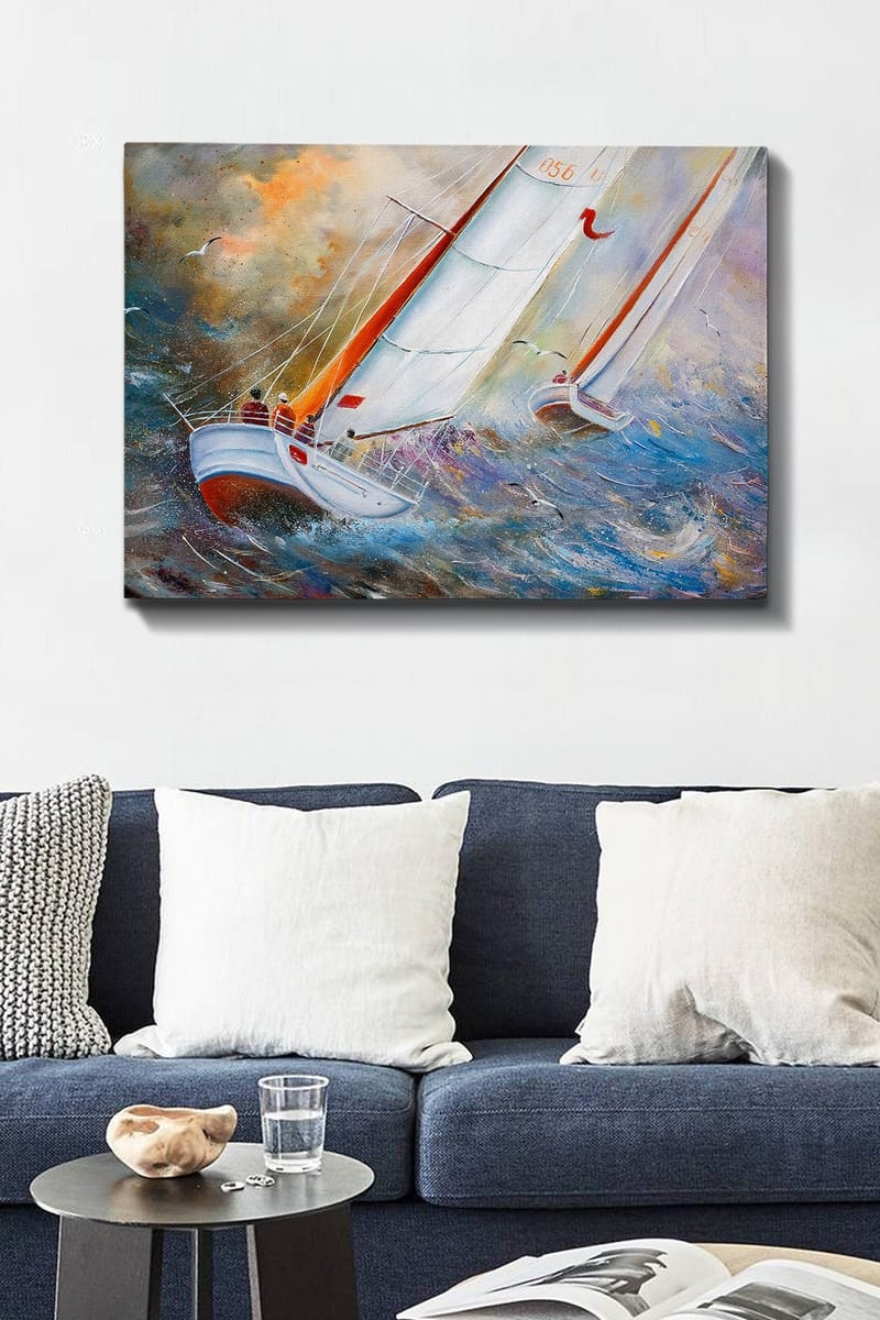 Lærred 70x100 cm - Sejlbåde navigerer gennem kraftige bølger i et dramatisk havmiljø - Hvid / Orange / Blå - Boligtilbehør - Billeder & kunst - Billeder på lærred