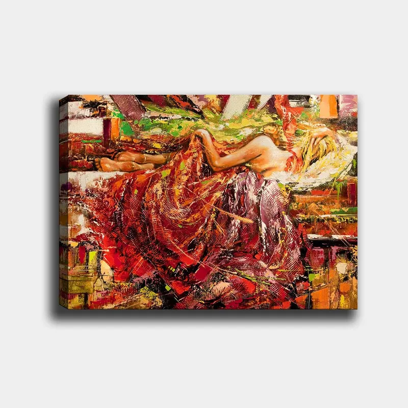 Lærred 70x100 cm - Sensuel kvinde hviler i en draperet kjole i rød og orange farve, Rød / Orange / Gul