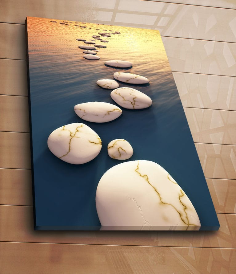 Lærred 70x100 cm - Serie af hvide sten med gyldne årer, der flyder på en dybblå overflade ved solnedgang - Hvid / Blå / Guld - Boligtilbehør - Billeder & kunst - Billeder på lærred