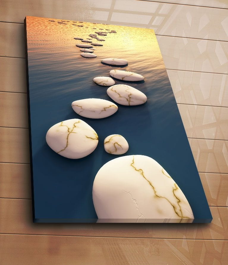 Lærred 70x100 cm - Serie af hvide sten med gyldne årer, der flyder på en dybblå overflade ved solnedgang - Hvid / Blå / Guld - Boligtilbehør - Billeder & kunst - Billeder på lærred