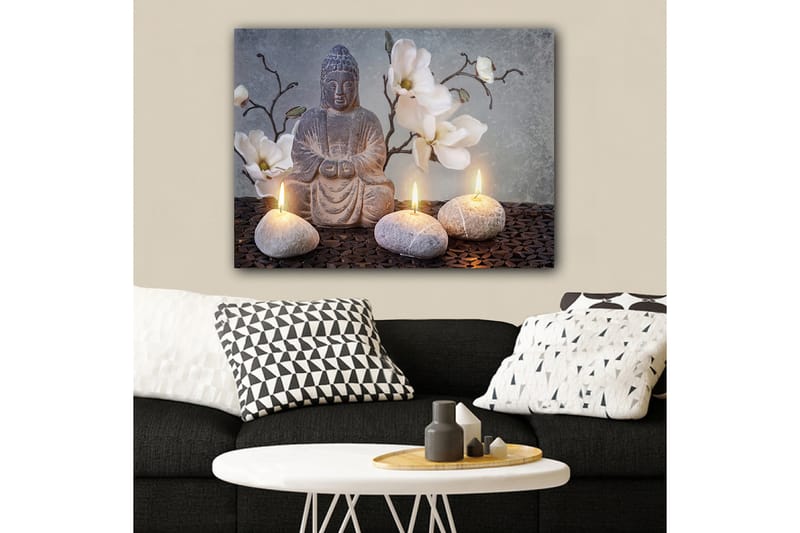 Lærred 70x100 cm - Siddende Buddha omgivet af blomster og sten med tændte lys - Grå / Hvid / Beige - Boligtilbehør - Billeder & kunst - Billeder på lærred