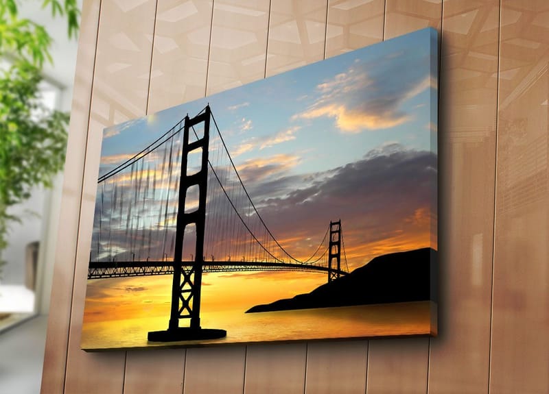 Lærred 70x100 cm - Silhuet af en bro mod en farverig solnedgang - Orange / Sort / Blå - Boligtilbehør - Billeder & kunst - Billeder på lærred