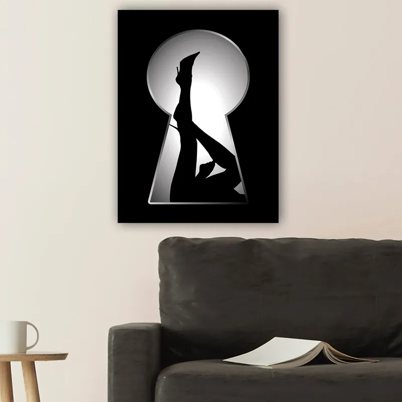 Lærred 70x100 cm - Silhuet af en kvinde i høje hæle gennem et nøglehul - Sort / Hvid - Boligtilbehør - Billeder & kunst - Billeder på lærred