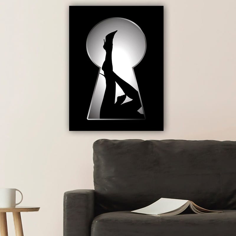 Lærred 70x100 cm - Silhuet af en kvinde i høje hæle gennem et nøglehul - Sort / Hvid - Boligtilbehør - Billeder & kunst - Billeder på lærred