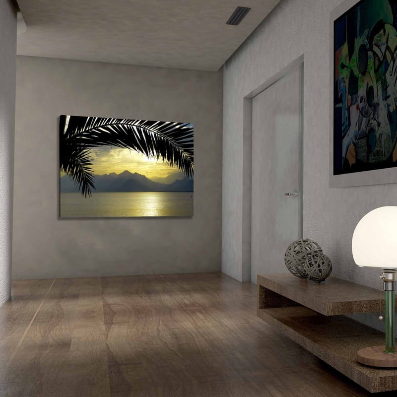 Lærred 70x100 cm - Silhuet af palmer mod en gylden solnedgang over bjergene og havet - Sort / Guld / Grå - Boligtilbehør - Billeder & kunst - Billeder på lærred