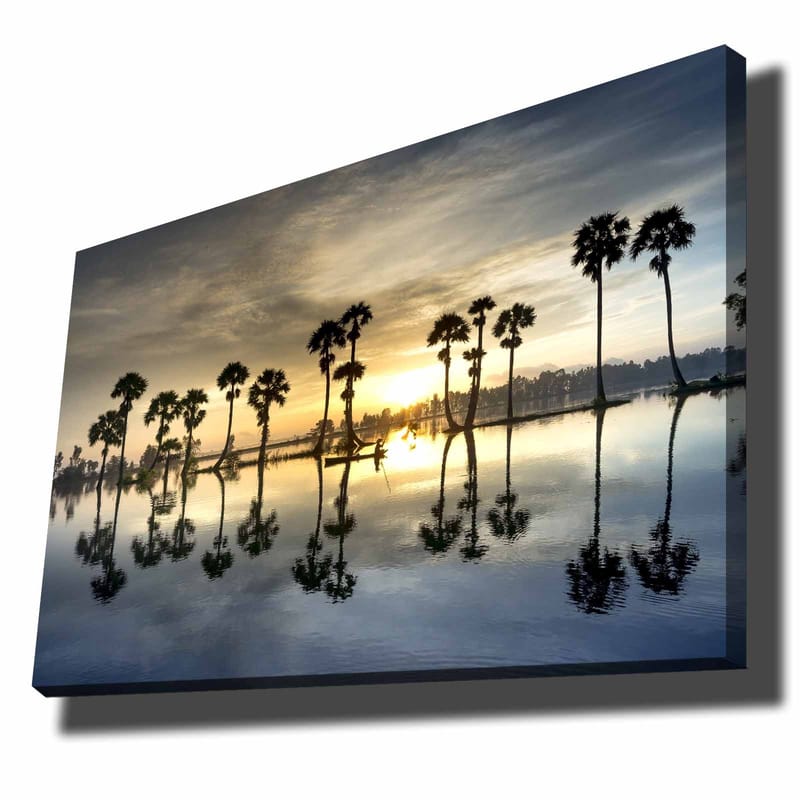 Lærred 70x100 cm - Silhuetter af palmer ved en spejlblank sø ved solnedgang - Guld / Blå / Sort - Boligtilbehør - Billeder & kunst - Billeder på lærred