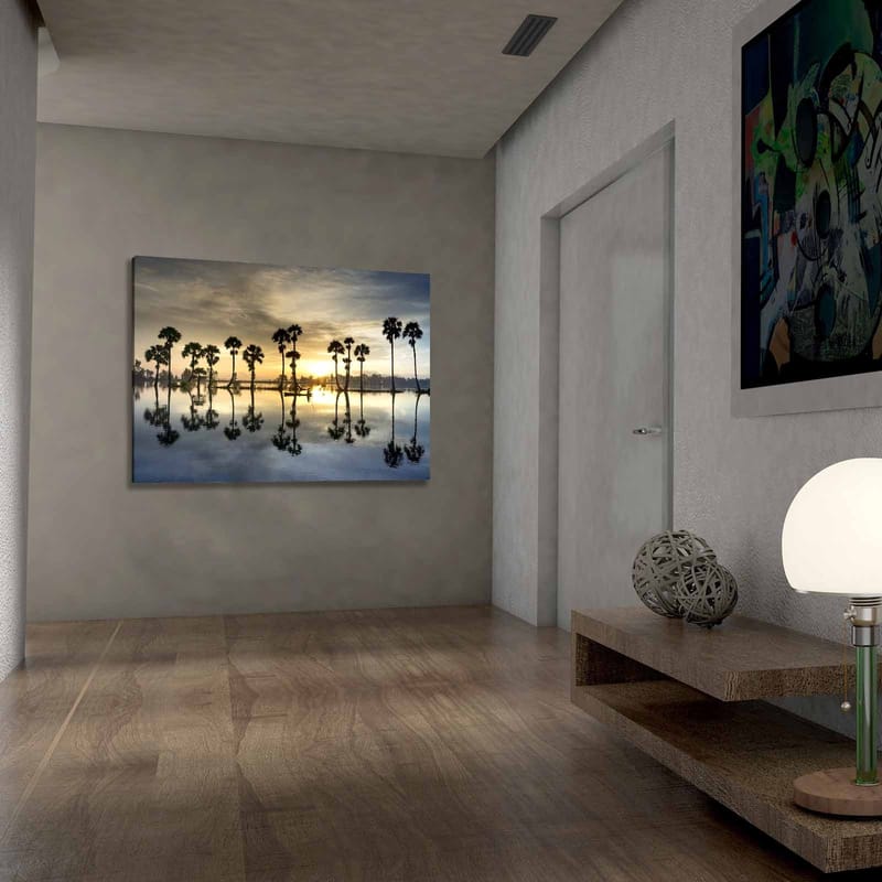 Lærred 70x100 cm - Silhuetter af palmer ved en spejlblank sø ved solnedgang - Guld / Blå / Sort - Boligtilbehør - Billeder & kunst - Billeder på lærred