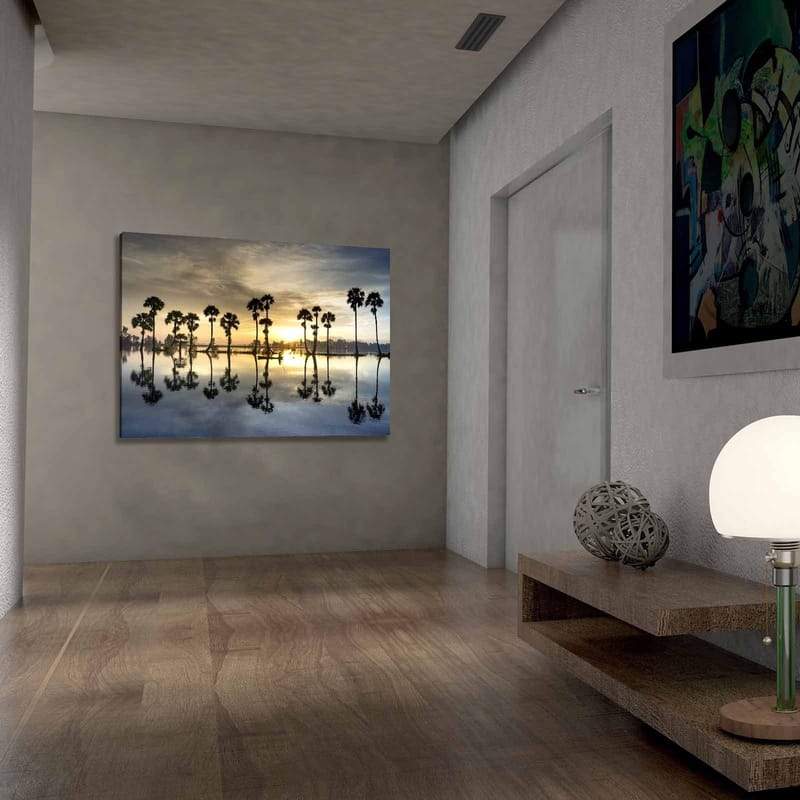 Lærred 70x100 cm - Silhuetter af palmer ved en spejlblank sø ved solnedgang - Guld / Blå / Sort - Boligtilbehør - Billeder & kunst - Billeder på lærred