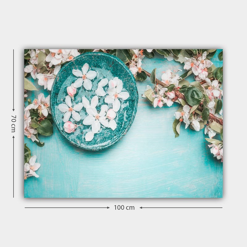 Lærred 70x100 cm - Skål med blomster omgivet af frodige grønne kviste og blomster på en lyseblå baggrund - Turkis / Hvid / Lyserød - Boligtilbehør - Billeder & kunst - Billeder på lærred