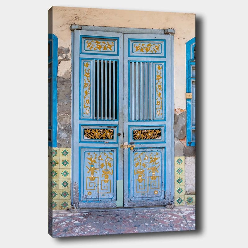 Lærred 70x100 cm - Smuk blå dør med gulddetaljer og dekorative mønstre, Blå / Guld