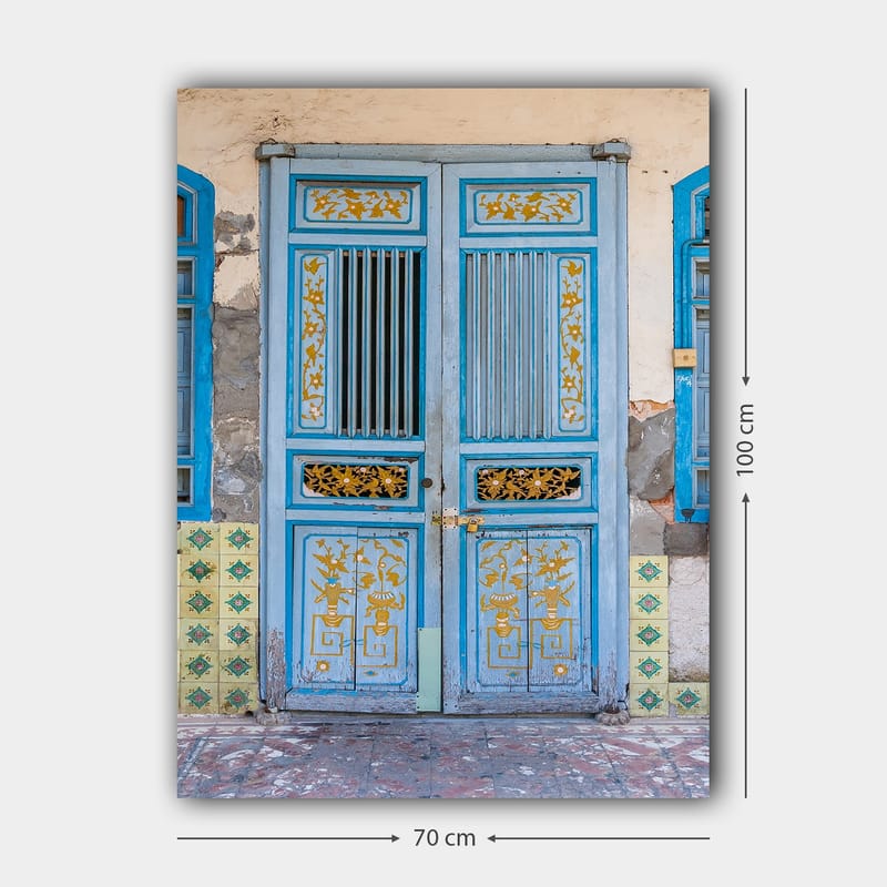 Lærred 70x100 cm - Smuk blå dør med gulddetaljer og dekorative mønstre - Blå / Guld - Boligtilbehør - Billeder & kunst - Billeder på lærred