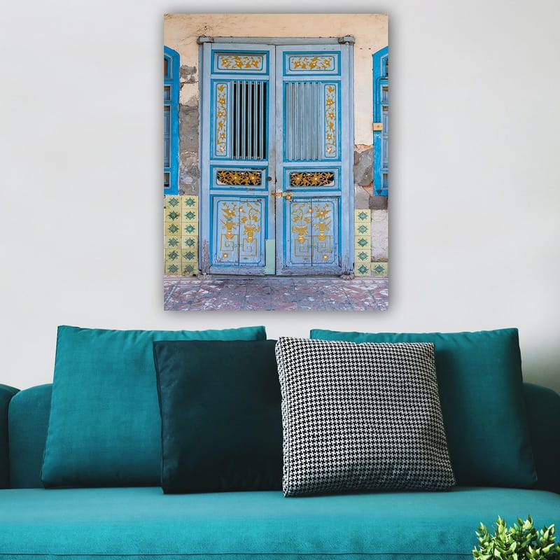 Lærred 70x100 cm - Smuk blå dør med gulddetaljer og dekorative mønstre - Blå / Guld - Boligtilbehør - Billeder & kunst - Billeder på lærred