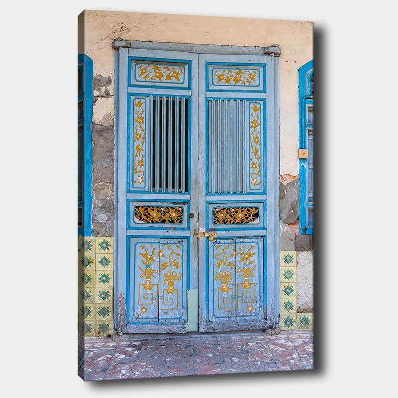 Lærred 70x100 cm - Smuk blå dør med gulddetaljer og dekorative mønstre, Blå / Guld