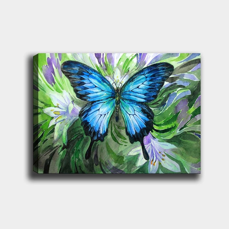 Lærred 70x100 cm - Smuk blå sommerfugl svæver over grønne og lilla planter, Blå / Grøn / Lilla