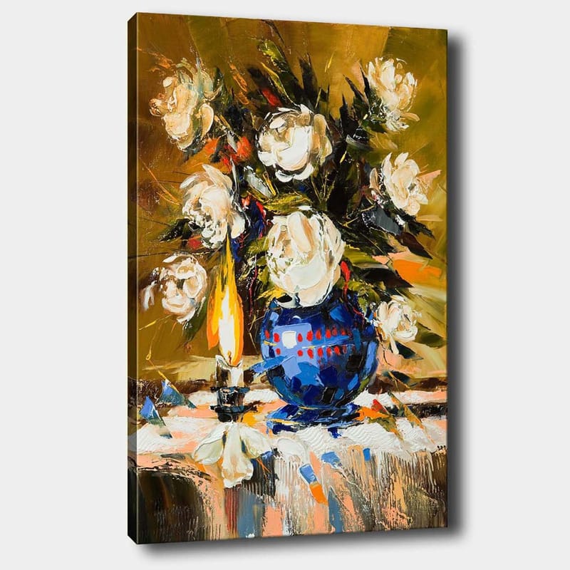 Lærred 70x100 cm - Smuk blomsterbuket i en blå vase med en tændt lampe, der skaber en varm atmosfære, Hvid / Blå / Grøn