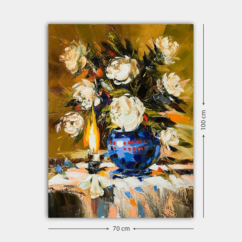 Lærred 70x100 cm - Smuk blomsterbuket i en blå vase med en tændt lampe, der skaber en varm atmosfære - Hvid / Blå / Grøn - Boligtilbehør - Billeder & kunst - Billeder på lærred