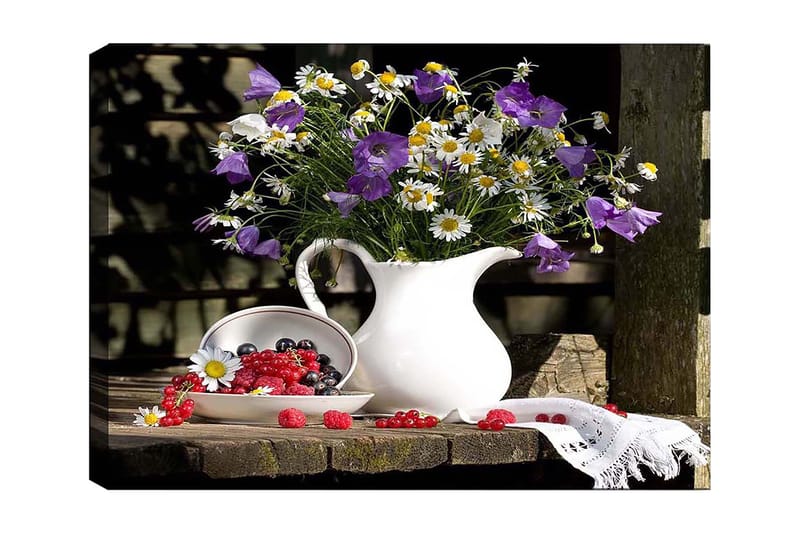 Lærred 70x100 cm - Smuk blomsterbuket i en hvid kande, omgivet af friske bær på en træoverflade, Lilla / Hvid / Grøn