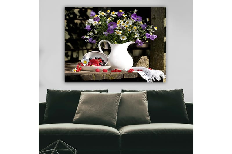 Lærred 70x100 cm - Smuk blomsterbuket i en hvid kande, omgivet af friske bær på en træoverflade - Lilla / Hvid / Grøn - Boligtilbehør - Billeder & kunst - Billeder på lærred