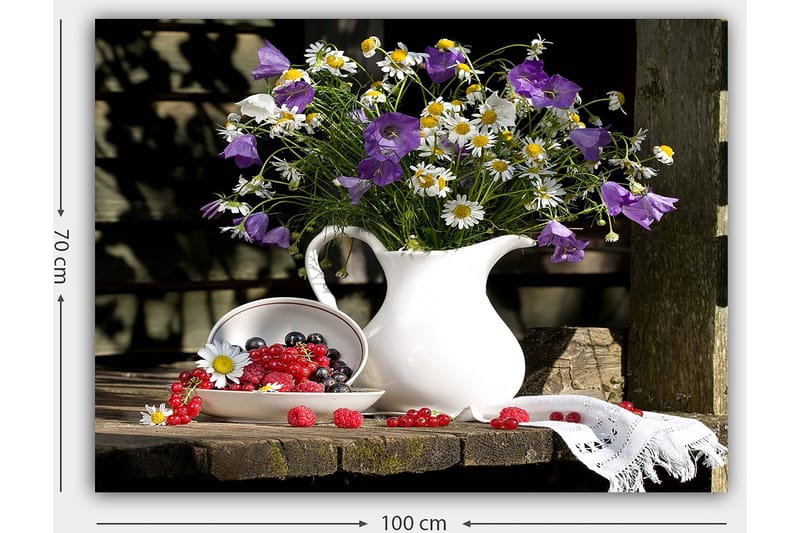 Lærred 70x100 cm - Smuk blomsterbuket i en hvid kande, omgivet af friske bær på en træoverflade - Lilla / Hvid / Grøn - Boligtilbehør - Billeder & kunst - Billeder på lærred