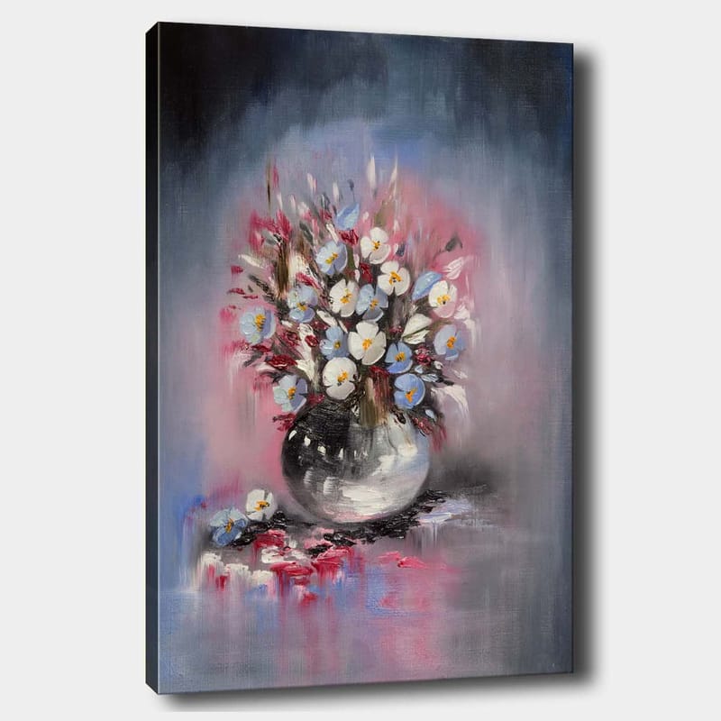 Lærred 70x100 cm - Smuk blomsterbuket i en rund vase, Blå / Hvid / Sort