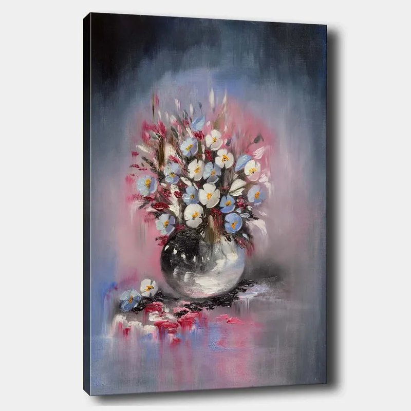 Lærred 70x100 cm - Smuk blomsterbuket i en rund vase, Blå / Hvid / Sort