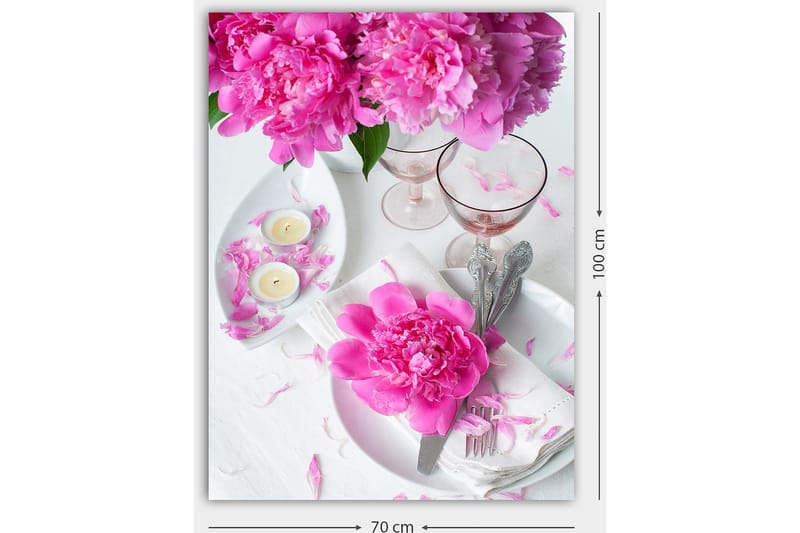 Lærred 70x100 cm - Smuk borddækning med lyserøde pæoner og elegante glas - Lyserød / Hvid - Boligtilbehør - Billeder & kunst - Billeder på lærred