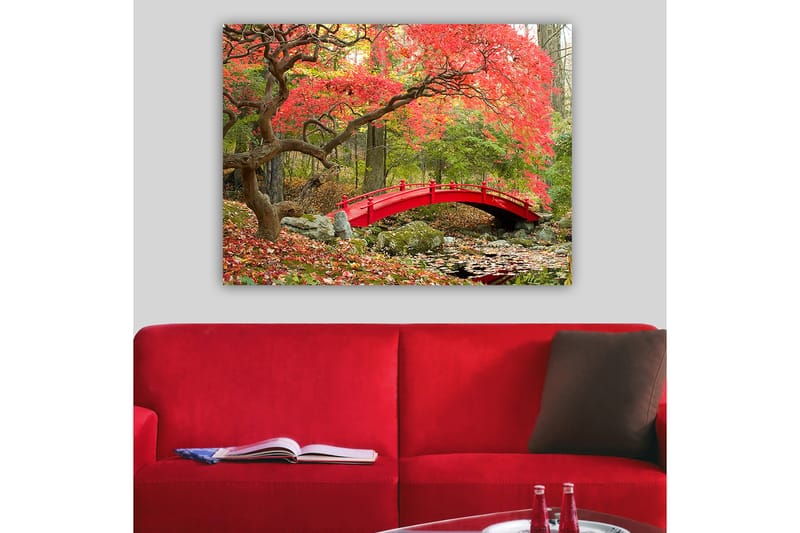 Lærred 70x100 cm - Smuk bro i rød omgivet af efterårsfarvede træer og blade - Rød / Grøn / Brun - Boligtilbehør - Billeder & kunst - Billeder på lærred