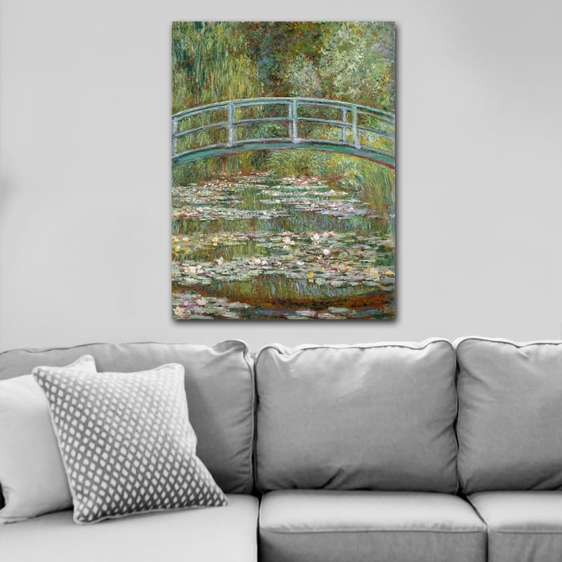 Lærred 70x100 cm - Smuk bro over en dam med åkander i frodige omgivelser - Grøn / Blå / Hvid - Boligtilbehør - Billeder & kunst - Billeder på lærred