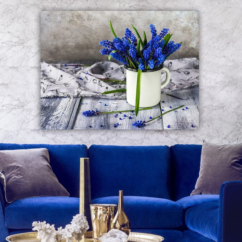 Lærred 70x100 cm - Smuk buket af blå hyacinter i en hvid kop - Blå / Grøn - Boligtilbehør - Billeder & kunst - Billeder på lærred