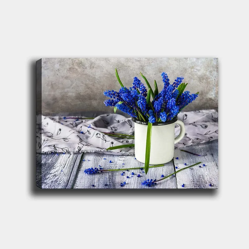 Lærred 70x100 cm - Smuk buket af blå hyacinter i en hvid kop, Blå / Grøn