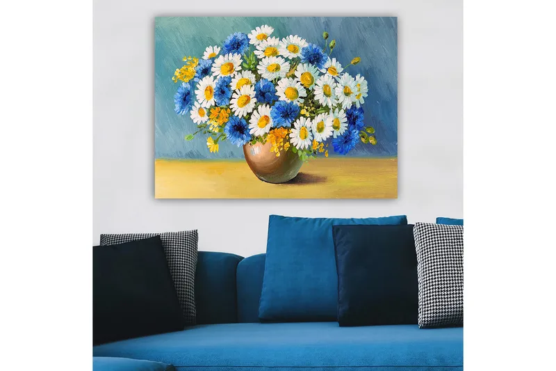 Lærred 70x100 cm - Smuk buket af blå og hvide blomster i en brun vase - Blå / Hvid / Gul - Boligtilbehør - Billeder & kunst - Billeder på lærred