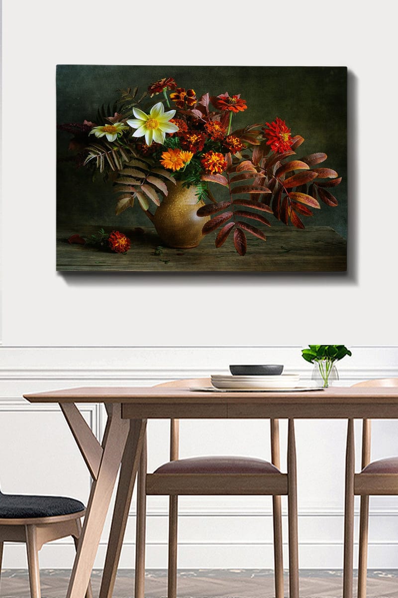 Lærred 70x100 cm - Smuk buket af farverige blomster og blade i en keramikvase - Hvid / Orange / Rød - Boligtilbehør - Billeder & kunst - Billeder på lærred