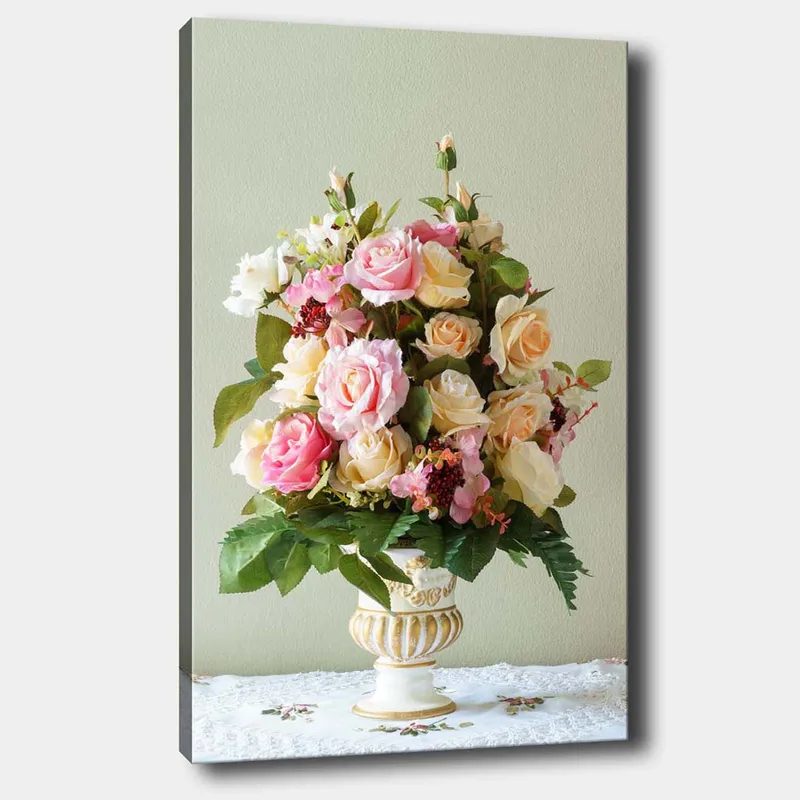 Lærred 70x100 cm - Smuk buket af lyserøde og gule roser i en dekorativ vase, Lyserød / Gul / Grøn