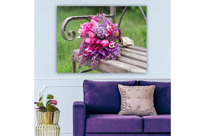 Lærred 70x100 cm - Smuk buket af lyserøde og lilla blomster arrangeret på en bænk, Lyserød / Lilla / Grøn