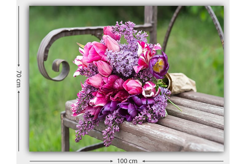 Lærred 70x100 cm - Smuk buket af lyserøde og lilla blomster arrangeret på en bænk - Lyserød / Lilla / Grøn - Boligtilbehør - Billeder & kunst - Billeder på lærred