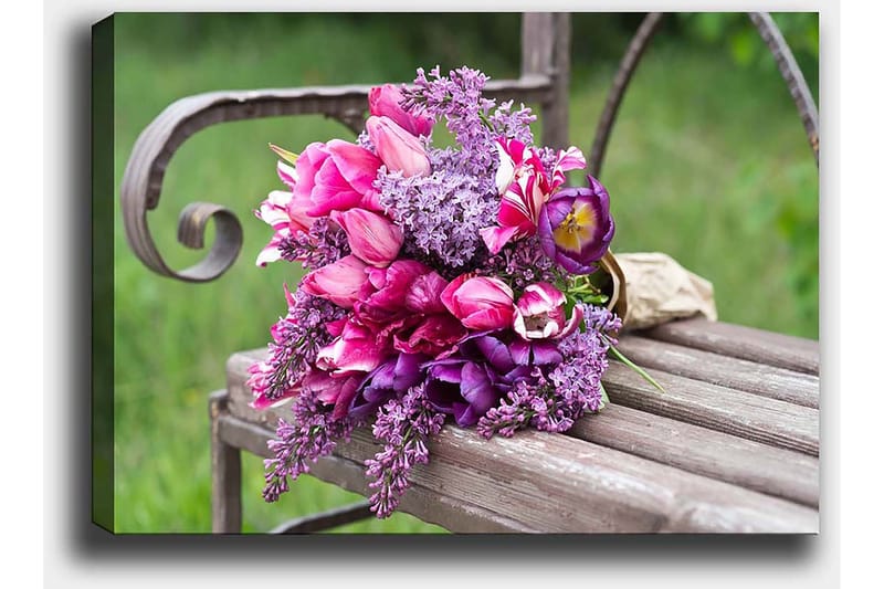 Lærred 70x100 cm - Smuk buket af lyserøde og lilla blomster arrangeret på en bænk - Lyserød / Lilla / Grøn - Boligtilbehør - Billeder & kunst - Billeder på lærred