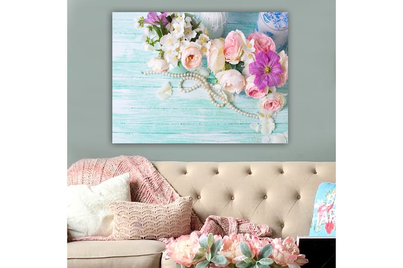Lærred 70x100 cm - Smuk buket af lyserøde og lilla blomster sammen med perler på en lysegrøn baggrund - Lyserød / Lilla / Hvid - Boligtilbehør - Billeder & kunst - Billeder på lærred