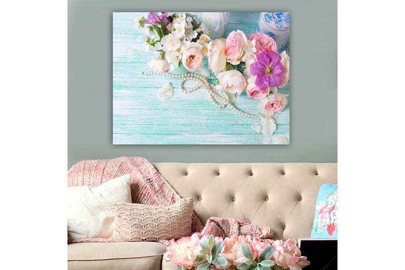 Lærred 70x100 cm - Smuk buket af lyserøde og lilla blomster sammen med perler på en lysegrøn baggrund - Lyserød / Lilla / Hvid - Boligtilbehør - Billeder & kunst - Billeder på lærred