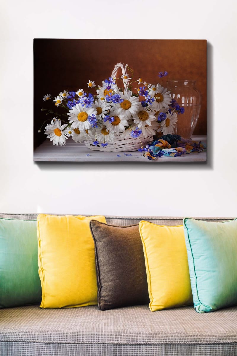 Lærred 70x100 cm - Smuk buket af margueritter og kornblomster i en kurv - Hvid / Blå / Gul - Boligtilbehør - Billeder & kunst - Billeder på lærred