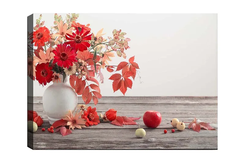 Lærred 70x100 cm - Smuk buket af røde og orange blomster i en hvid vase, omgivet af efterårsblade og frugter, Rød / Orange / Grøn