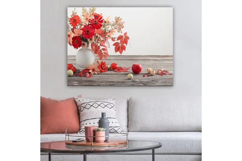Lærred 70x100 cm - Smuk buket af røde og orange blomster i en hvid vase, omgivet af efterårsblade og frugter - Rød / Orange / Grøn - Boligtilbehør - Billeder & kunst - Billeder på lærred